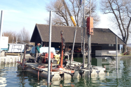 Floß-mit-Pfahlramme