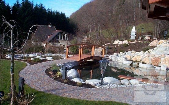 Holz-Bogenbrücke