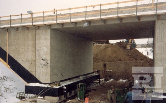 Einschub-Brücke-Bahn